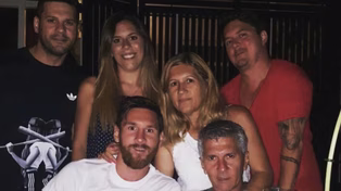 Lionel Messi junto a sus padres y sus hermanos Matías, Marisol y Rodrigo.