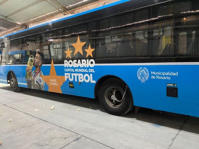 Y va el tercero. A las imágenes de Leo Messi y Angel Di María en los colectivos
