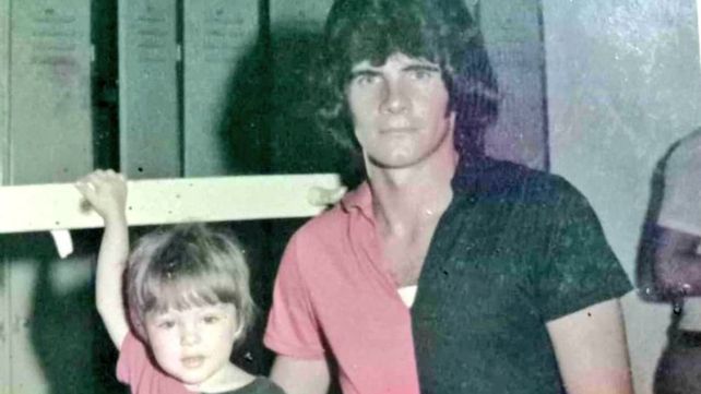Leonardo Ferragut junto al legendario Mario Zanabria cuando fue mascota del equipo campeón de Newells de 1974. Ofrecen recompensa por datos sobre su asesinato.