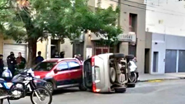 El automóvil volcado tras chocar a otros dos que estaban estacionados en Francia al 3000