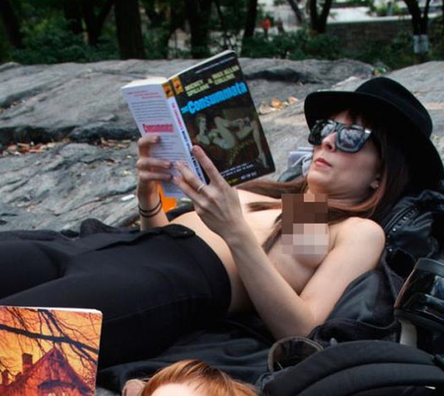 El insólito club de las mujeres que leen en topless