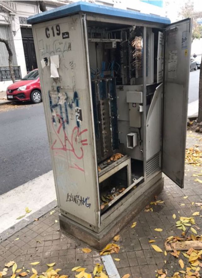 Muchos gabinetes de teléfono fueron quedando vacíos y en desuso