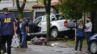 La escena final. La camioneta conducida por Diego Pablo C. se estrelló contra un árbol tras atropellar a la moto de los ladrones.