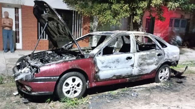 Un Renault Laguna se incendió en barrio San Lorenzo de Santa Fe en la puerta de la vivienda del dueño.