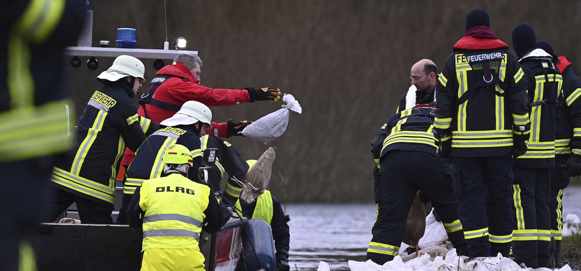 Refuerzan diques en Alemania ante la amenaza de inundaciones por tormentas en Langholt, Alemania, el 26 de diciembre de 2023. (Lars Penning/dpa via AP Refuerzan diques en Alemania ante la amenaza de inundaciones por tormentas en Langholt, Alemania, el 26 de diciembre de 2023. (Lars Penning/dpa via AP
