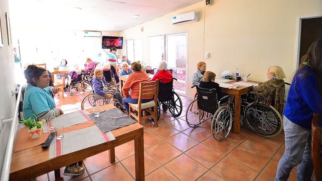 Adultos mayores: habilitan visitas en hogares y geriátricos