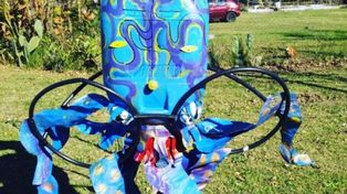 La figura azul de plástico se mudará con sus libros a otra esquina del barrio.