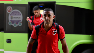 Gustavo Velázquez ya descendió del micro para ingresar al hotel donde concentra Newells.