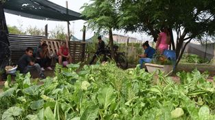 Huerteras con sus hijos tras la labor del día en el Parque Huerta Oeste, junto al Complejo Penitenciario 16, en Favario 8050.