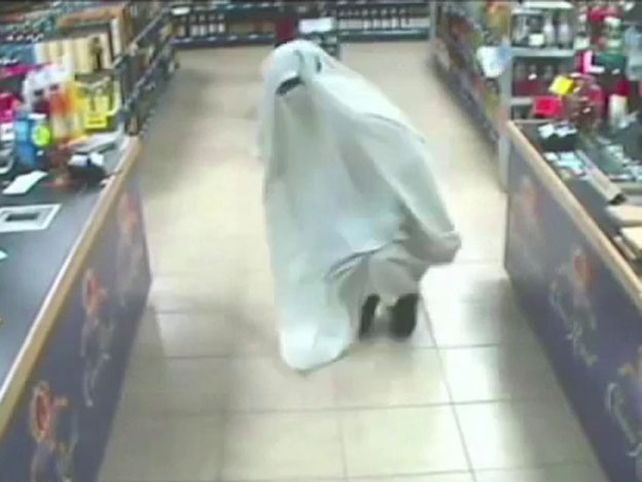 Un fantasma robó en un tienda de licores y fue filmado