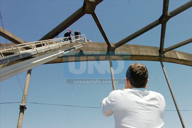 Auxiliaron a un joven que reclamaba por una vivienda en el puente Carretero