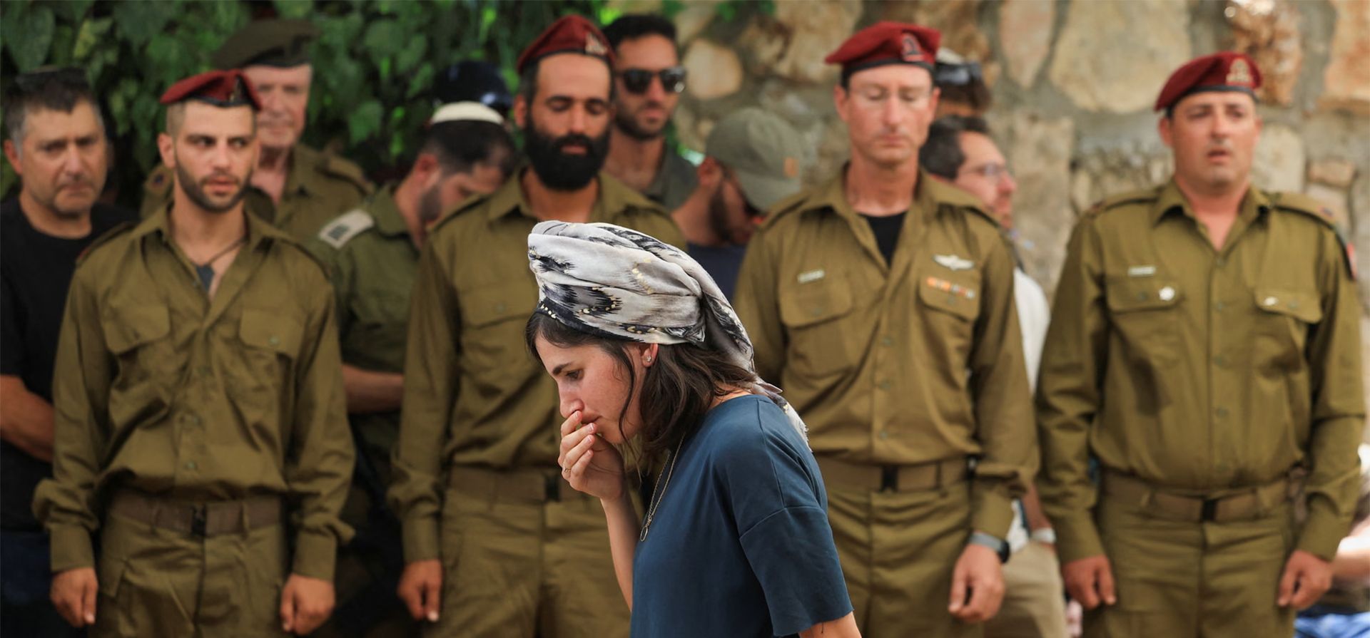 La esposa de un reservista israelí fallecido en una explosión en el sur del Líbano asiste a su funeral, Jerusalén. Fotografía: Ronen Zvulun/Reuters La esposa de un reservista israelí fallecido en una explosión en el sur del Líbano asiste a su funeral, Jerusalén. Fotografía: Ronen Zvulun/Reuters