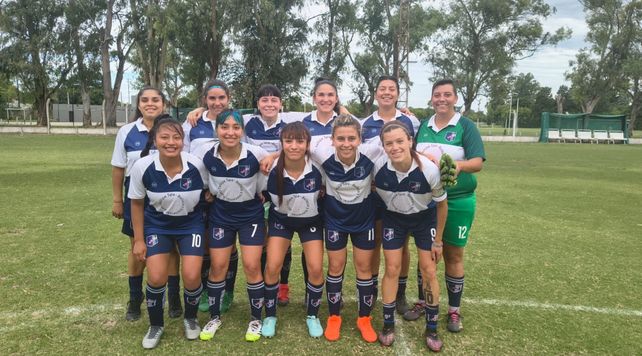 Asociación Rosarina de Fútbol. La arquera Solange Menotti junto a sus compañeras del equipo del club Mitre de Pérez que se ubica en el quinto puesto con 17 puntos. &nbsp;