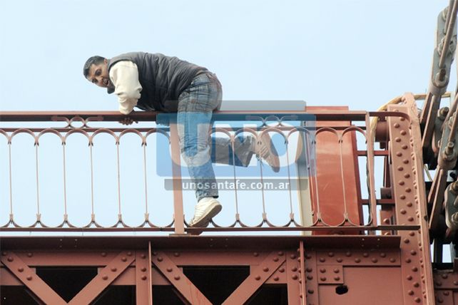Un remisero de la cooperativa amagó a tirarse del puente