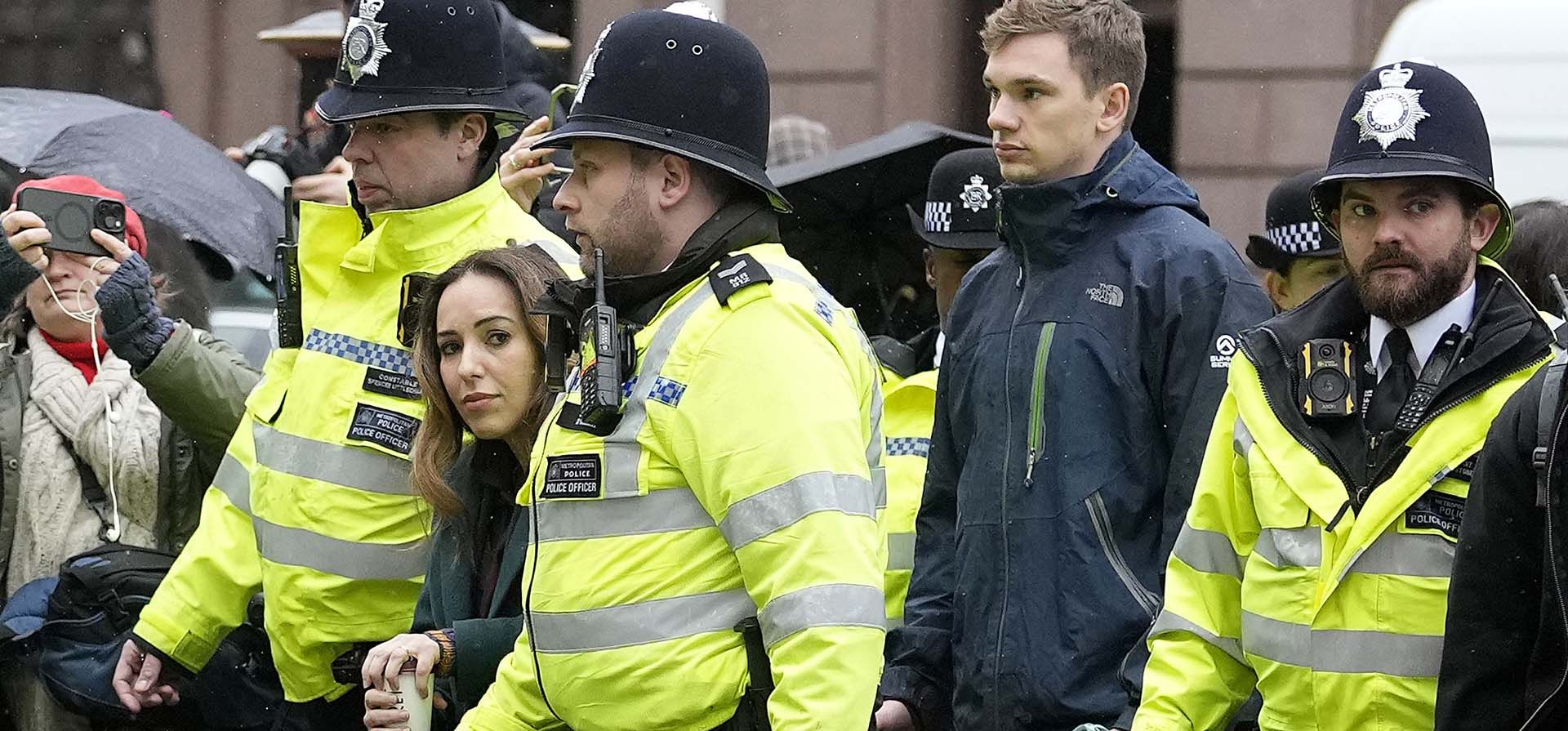 Stella Assange, esposa de Julian Assange, es escoltada por la policía cuando regresa a los Tribunales Reales de Justicia en Londres, el miércoles 21 de febrero de 2024. Los abogados de Julian Assange están en su último desafío legal en el Reino Unido para evitar que envíen al fundador de WikiLeaks a Estados Unidos para enfrentar cargos de espionaje. (Foto AP/Alastair Grant) Stella Assange, esposa de Julian Assange, es escoltada por la policía cuando regresa a los Tribunales Reales de Justicia en Londres, el miércoles 21 de febrero de 2024. Los abogados de Julian Assange están en su último desafío legal en el Reino Unido para evitar que envíen al fundador de WikiLeaks a Estados Unidos para enfrentar cargos de espionaje. (Foto AP/Alastair Grant)