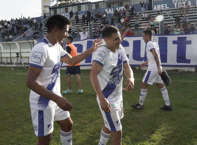 El reconocimiento. No hubo compañero que no lo felicitara.