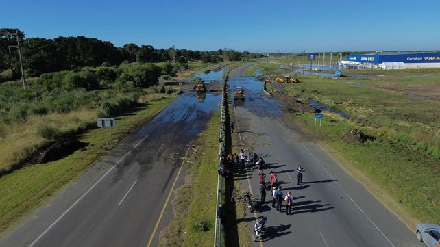 Ruta 11 inundada de materia fecal: un derrame cloacal obligó a cortar el tránsito entre Pinamar y Ostende