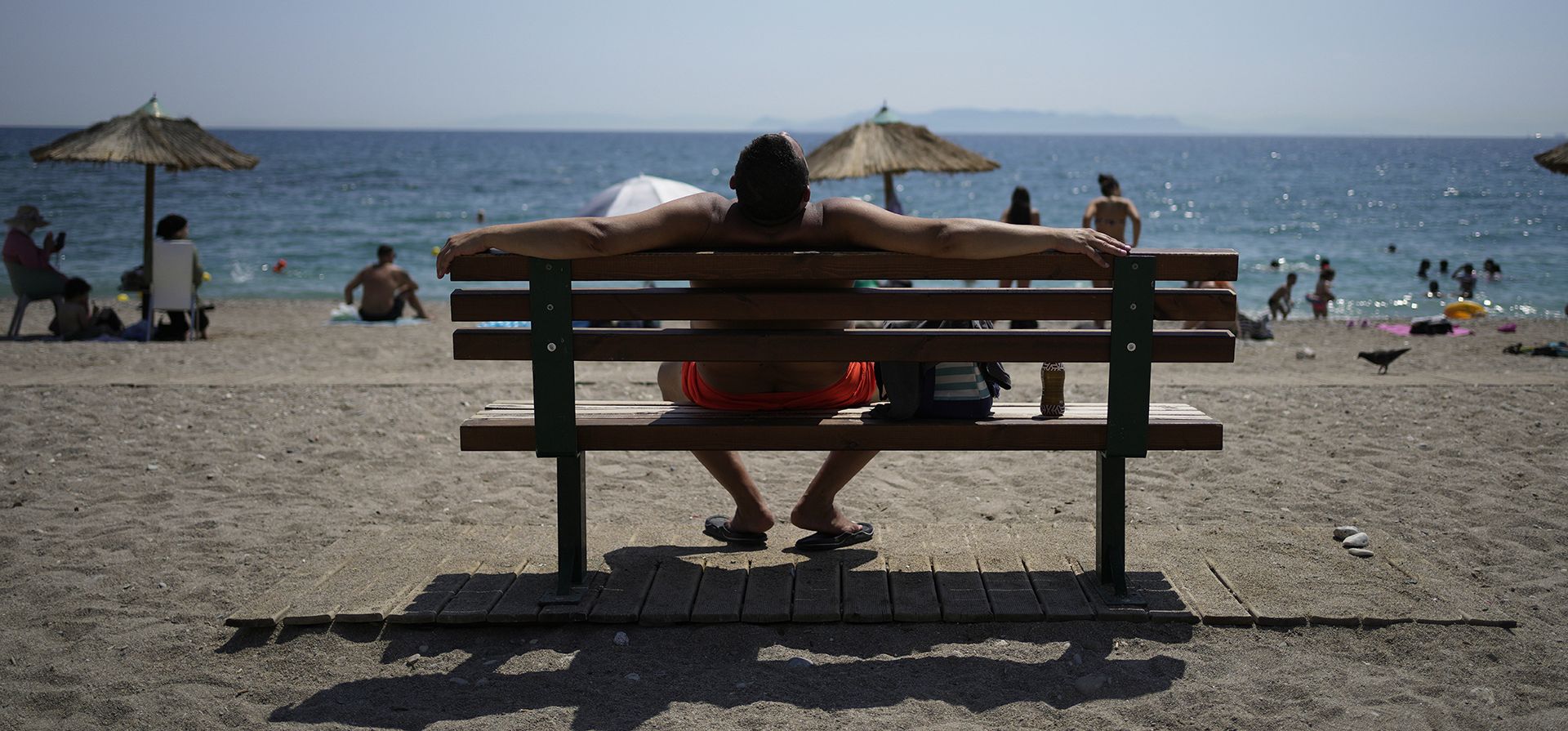 Un hombre toma el sol sentado en un banco durante una ola de calor en la playa pública de Paleo Faliro, en el sur de Atenas, Grecia, el lunes 21 de julio de 2025. (Foto AP/Thanassis Stavrakis) Un hombre toma el sol sentado en un banco durante una ola de calor en la playa pública de Paleo Faliro, en el sur de Atenas, Grecia, el lunes 21 de julio de 2025. (Foto AP/Thanassis Stavrakis)