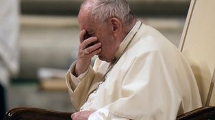 El Papa no pudo oficiar la Vigilia Pascual por los dolores en la rodilla