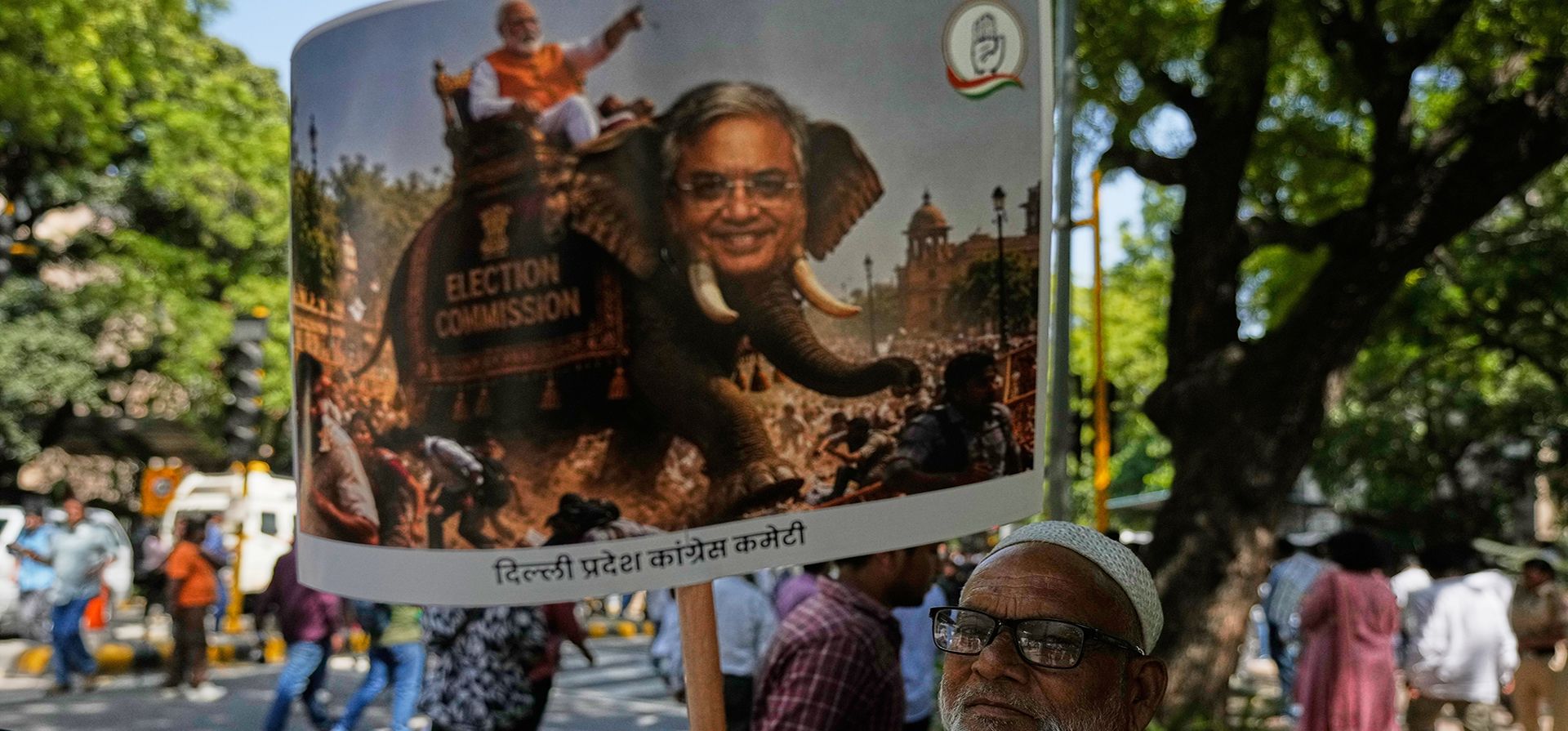 Un manifestante sostiene una pancarta durante una protesta organizada por partidos de la oposición para exigir la dimisión del jefe electoral del país, Gyanesh Kumar, en Nueva Delhi, India, el martes 6 de octubre de 2026. (Foto AP/Manish Swarup) Un manifestante sostiene una pancarta durante una protesta organizada por partidos de la oposición para exigir la dimisión del jefe electoral del país, Gyanesh Kumar, en Nueva Delhi, India, el martes 6 de octubre de 2026. (Foto AP/Manish Swarup)