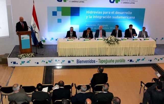 en asunción. Bonfatti habló en un foro sobre hidrovías e integración.