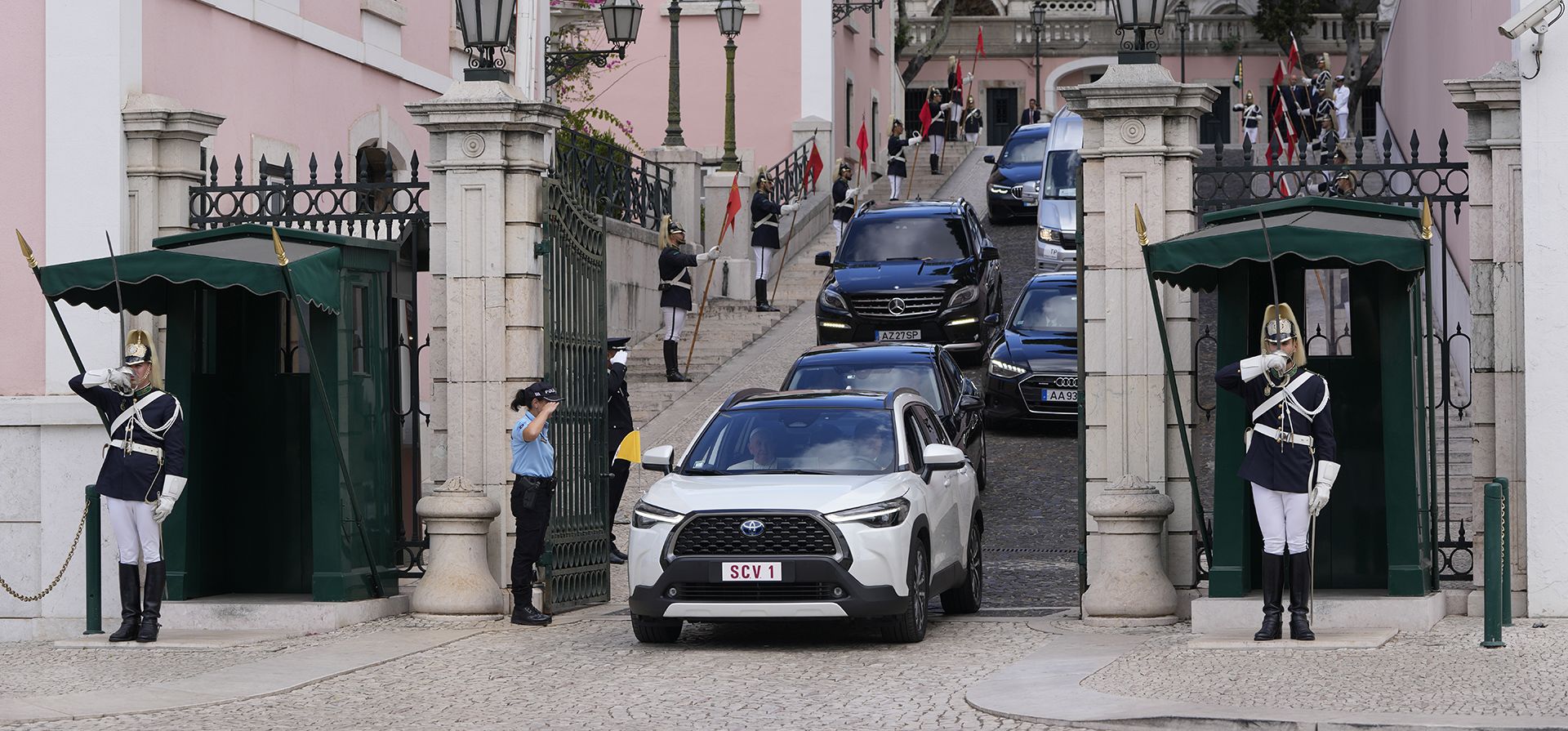El Papa Francisco sale del palacio presidencial en el automóvil delantero después de una Ceremonia de Bienvenida en Lisboa, el miércoles 2 de agosto de 2023. Francisco comienza su visita pastoral de cinco días a Portugal el miércoles, que incluye su participación en la 37ª Jornada Mundial de la Juventud y una peregrinación al santuario de Fátima. (Foto AP/Armando Franca) El Papa Francisco sale del palacio presidencial en el automóvil delantero después de una Ceremonia de Bienvenida en Lisboa, el miércoles 2 de agosto de 2023. Francisco comienza su visita pastoral de cinco días a Portugal el miércoles, que incluye su participación en la 37ª Jornada Mundial de la Juventud y una peregrinación al santuario de Fátima. (Foto AP/Armando Franca)