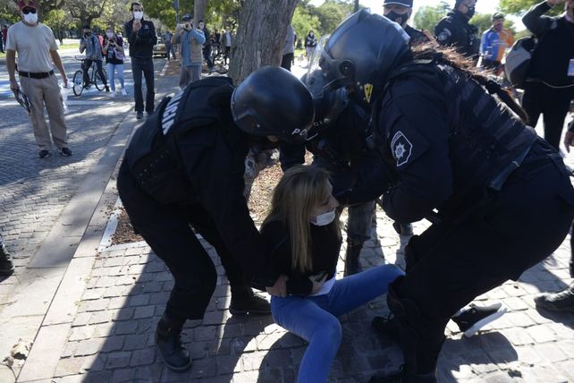 Las imágenes de los incidentes del Monumento por la protesta anticuarentena