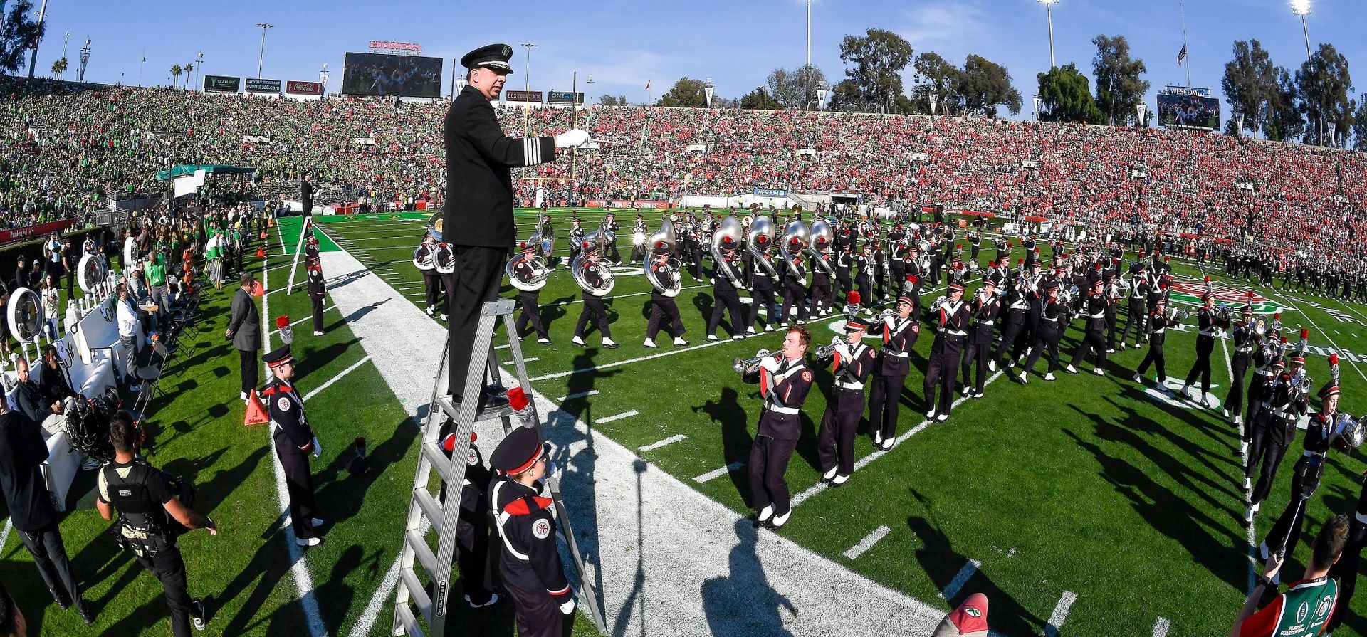 La banda de música de la Universidad Estatal de Ohio se presenta antes de los cuartos de final de los playoffs de fútbol americano universitario en el estadio Rose Bowl en California, Pasadena, Estados Unidos. Fotografía: Jon SooHoo/UPI/Rex/Shutterstock La banda de música de la Universidad Estatal de Ohio se presenta antes de los cuartos de final de los playoffs de fútbol americano universitario en el estadio Rose Bowl en California, Pasadena, Estados Unidos. Fotografía: Jon SooHoo/UPI/Rex/Shutterstock