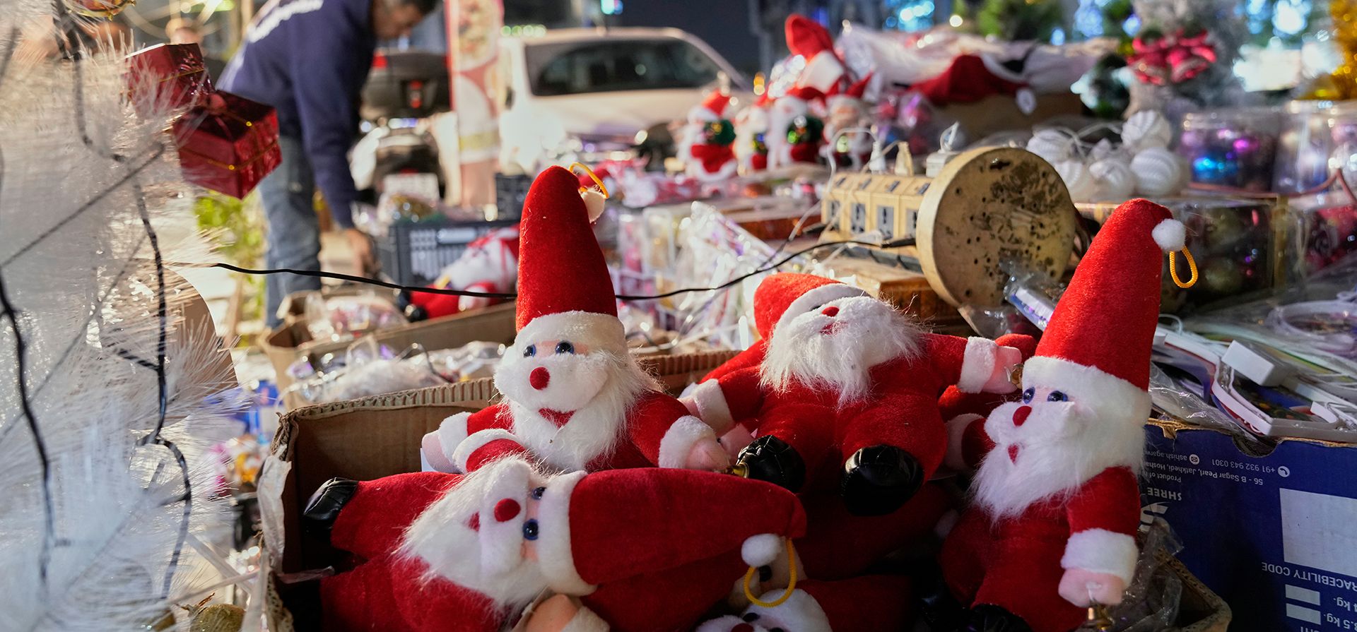 Un vendedor ambulante ofrece artículos y adornos navideños en Bagdad, Irak, el martes 23 de diciembre de 2025. (Foto AP/Hadi Mizban)