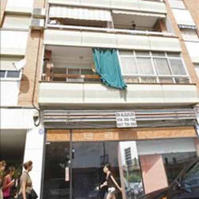 Muri&oacute; un peat&oacute;n al caerle encima una mujer suicida que se tir&oacute; desde un 8º piso