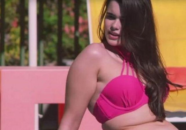 Polémica con modelo XL: es criticada por posar sin retoques