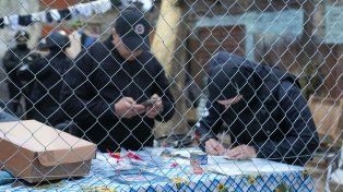 Allanamientos en barrio San Lorenzo: secuestraron $50.000.000, armas y droga en un operativo con más de 200 policías