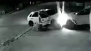 Consigue evitar una entradera chocando el auto de los asaltantes 