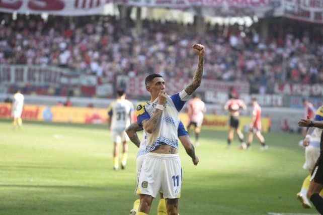 Ángel Di María está feliz. Fideo festeja su segundo título en Central.