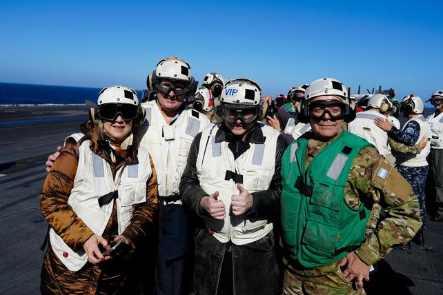 Todas las imágenes de la visita de Milei al portaaviones estadounidense USS Nimitz en Mar del Plata