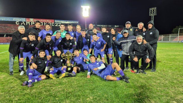 El equipo de Paraná con la copa ganada en el Grella.