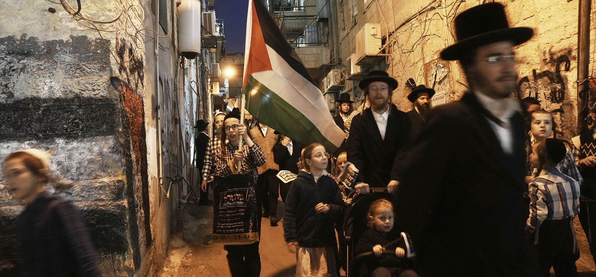 Judíos ultraortodoxos que se oponen al sionismo y al Estado de Israel realizan una procesión con la bandera palestina en protesta contra el 77.º Día de la Independencia de Israel, en el barrio de Mea Shearim de Jerusalén, el jueves 1 de mayo de 2025. (Foto AP/Mahmoud Illean) Judíos ultraortodoxos que se oponen al sionismo y al Estado de Israel realizan una procesión con la bandera palestina en protesta contra el 77.º Día de la Independencia de Israel, en el barrio de Mea Shearim de Jerusalén, el jueves 1 de mayo de 2025. (Foto AP/Mahmoud Illean)