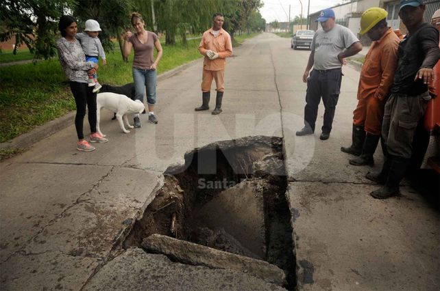 Sorpresa. Los vecinos y obreros observaron el pozo luego del derrumbe.