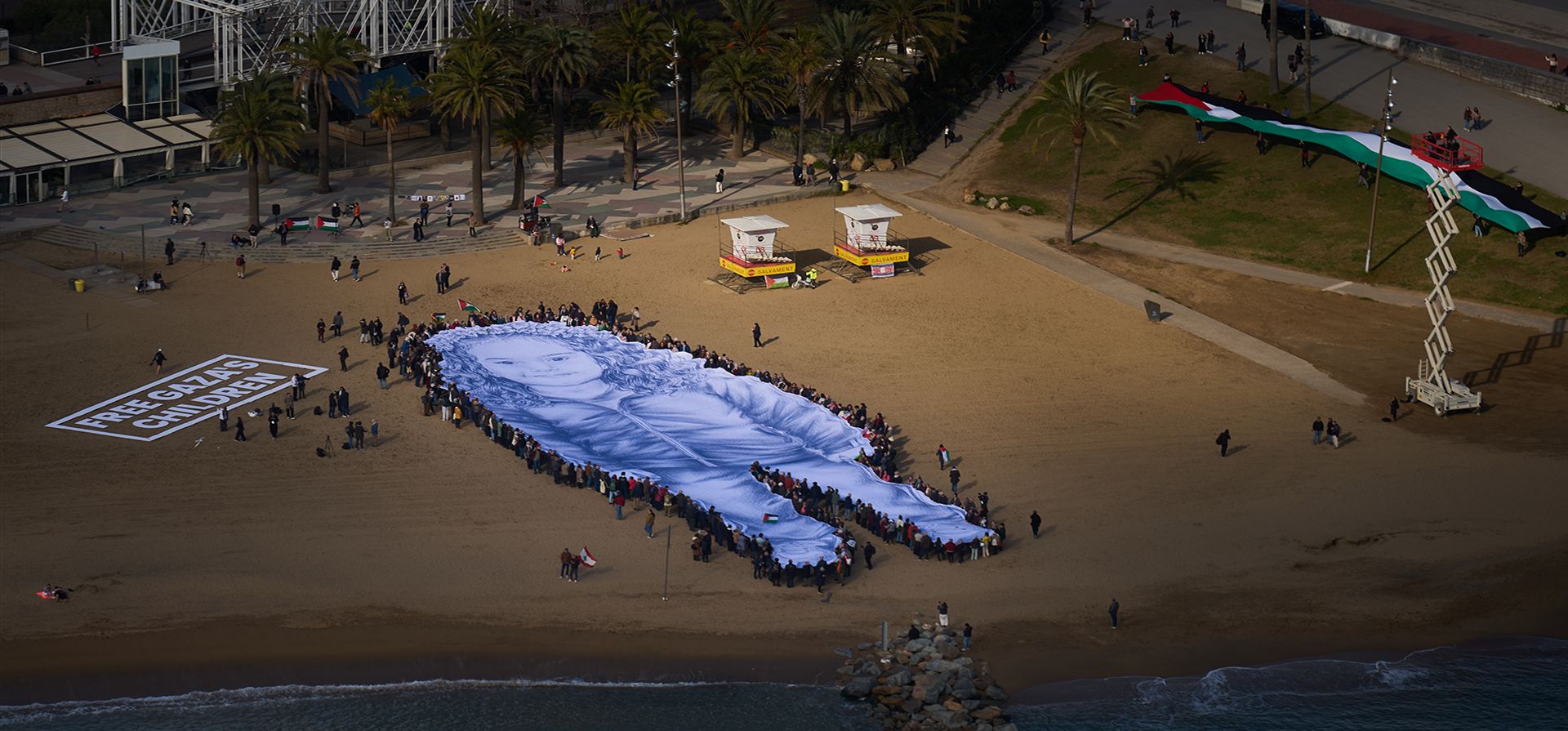 La gente sostiene un retrato gigante de Hind Rajab, una niña palestina de cinco años que murió durante la guerra en Gaza, en una playa de Barcelona, España, el jueves 29 de enero de 2026. (Foto AP/Emilio Morenatti) La gente sostiene un retrato gigante de Hind Rajab, una niña palestina de cinco años que murió durante la guerra en Gaza, en una playa de Barcelona, España, el jueves 29 de enero de 2026. (Foto AP/Emilio Morenatti)