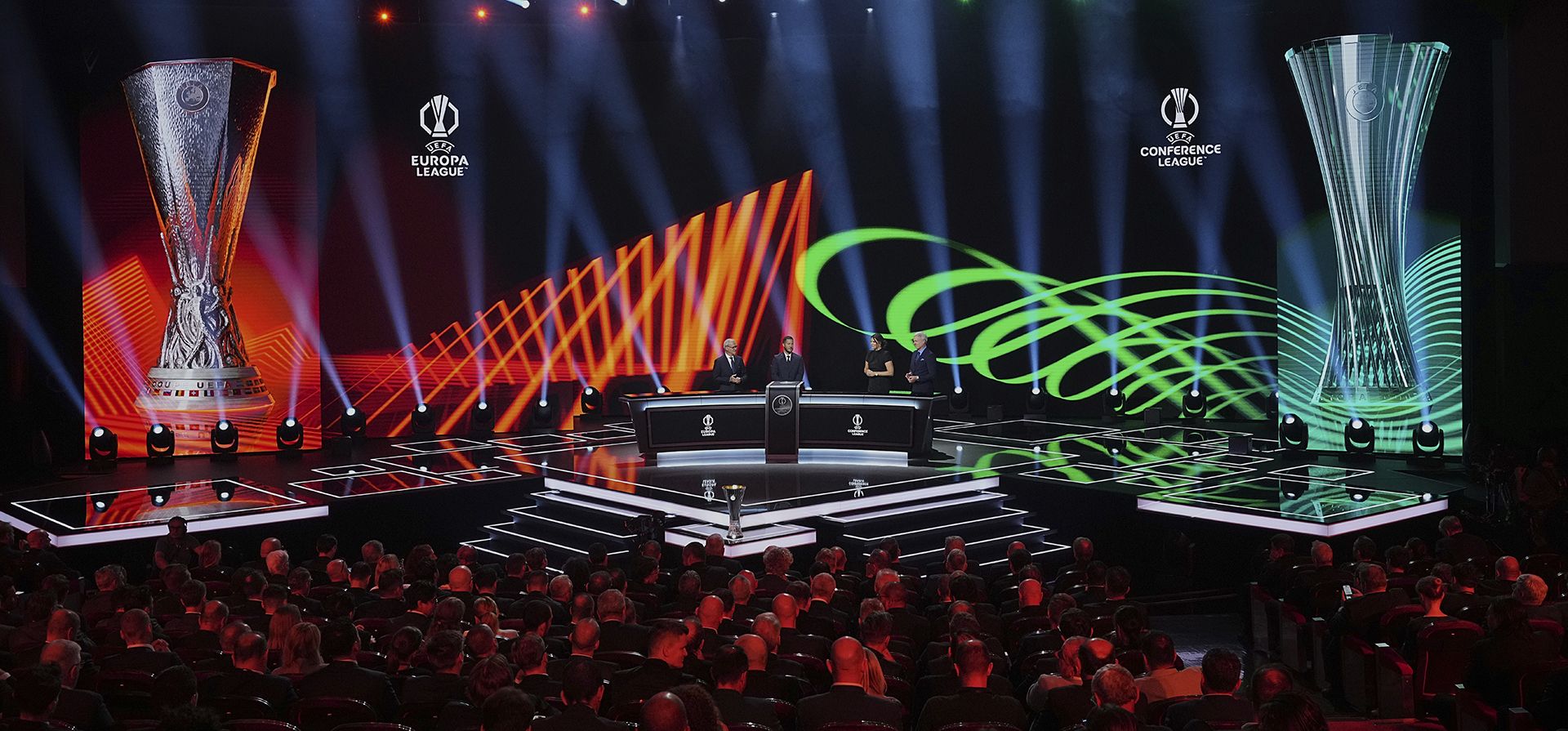 El exjugador y entrenador alemán Jürgen Klinsmann llega al escenario para el sorteo de la fase de grupos de la Europa League y la Conference League en Mónaco, el viernes 29 de agosto de 2025. (Foto AP/Laurent Cipriani) El exjugador y entrenador alemán Jürgen Klinsmann llega al escenario para el sorteo de la fase de grupos de la Europa League y la Conference League en Mónaco, el viernes 29 de agosto de 2025. (Foto AP/Laurent Cipriani)