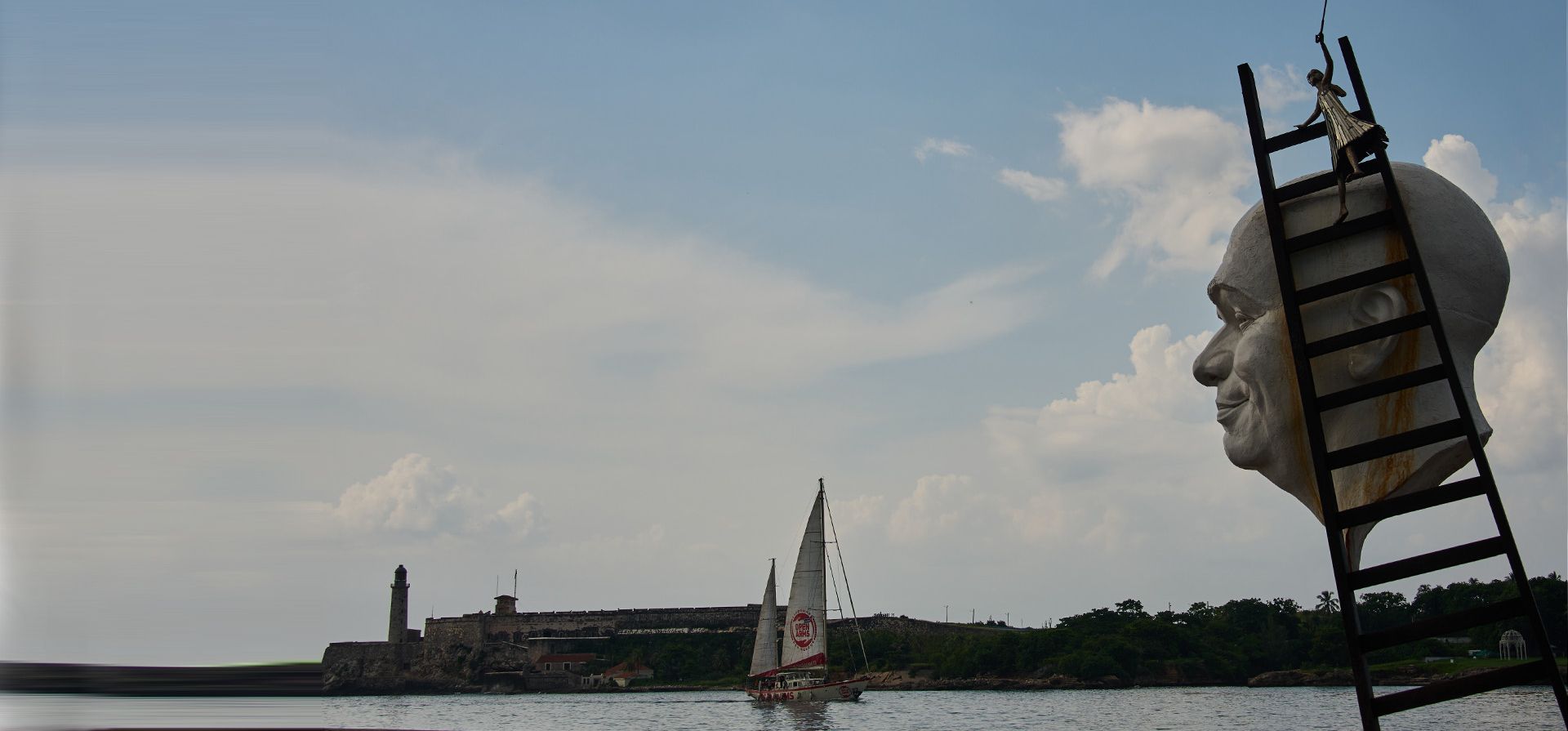 Una obra del artista cubano Osmany Betancourt se exhibe en la bahía de La Habana, donde llega el barco Astral de la organización humanitaria española Open Arms, en Cuba, el domingo 19 de julio de 2026. (Foto AP/Ramon Espinosa) Una obra del artista cubano Osmany Betancourt se exhibe en la bahía de La Habana, donde llega el barco Astral de la organización humanitaria española Open Arms, en Cuba, el domingo 19 de julio de 2026. (Foto AP/Ramon Espinosa)