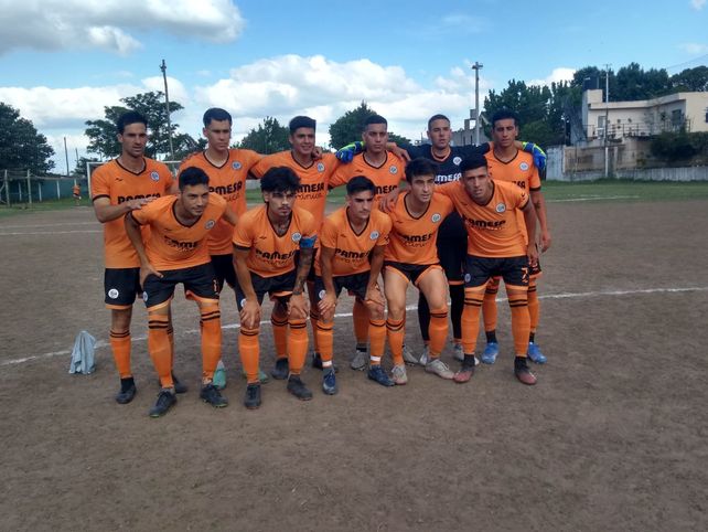 Naranjas. Adiur, de notable campaña, goleó a Alianza Sport y jugará por el título de la primera división.