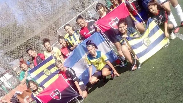 El clásico de Villa Banana se juega con un claro mensaje por la paz