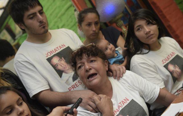 María Elena junto a sus familiares pidió que no haya juicio abreviado. (Celina Mutti Lovera / La Capital)