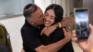 La joven es besada por su padre este sábado en un hospital donde la asistieron apenas arribada a suelo israelí.