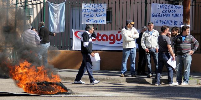 Trabajadores de Cotagu reclaman por los sueldos atrasados. 