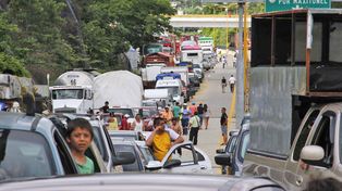 Mexicanos huyen de sus hogares para no ser sepultados por aludes