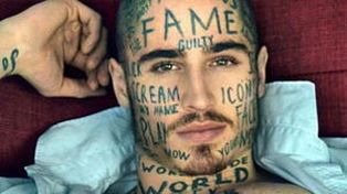 Desesperado por ser famoso, un joven se tatuó la cara para buscar trabajo de modelo