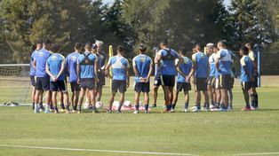 Habla el técnico. El Kily González brinda detalles tácticos a sus jugadores en un alto de la práctica de Central.
