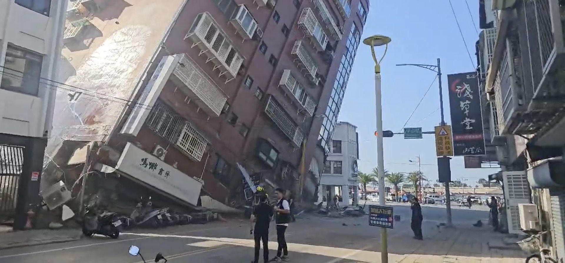 Imagen de video, se ve un edificio parcialmente derrumbado en Hualien, al este de Taiwán, el miércoles 3 de abril de 2024. Un poderoso terremoto sacudió toda la isla de Taiwán la madrugada del miércoles, derrumbando edificios en una ciudad y creando Un tsunami que arrasó las costas de las islas japonesas. (TVBS vía AP) Imagen de video, se ve un edificio parcialmente derrumbado en Hualien, al este de Taiwán, el miércoles 3 de abril de 2024. Un poderoso terremoto sacudió toda la isla de Taiwán la madrugada del miércoles, derrumbando edificios en una ciudad y creando Un tsunami que arrasó las costas de las islas japonesas. (TVBS vía AP)